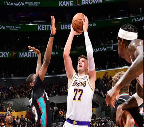 湖人連續(xù)兩場勝灰熊！末節(jié)轟2916高潮逆轉(zhuǎn)本季關(guān)鍵時刻12勝0負(fù)