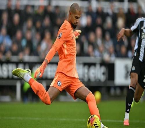 記者：切爾西門將桑切斯因輕傷缺戰曼城，福法納因發燒缺陣