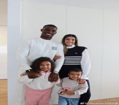 法比奧社媒發布家庭合照：我的寶貝，別太想我們