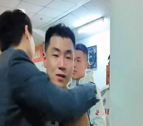 勝同曦更衣室！邱彪克里斯通道迎接全隊，陳林堅怒吼，氛圍感拉滿