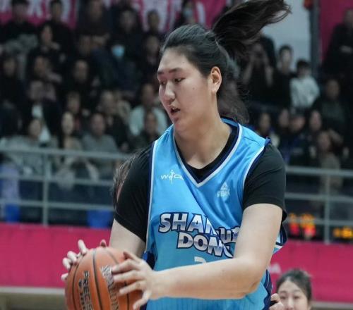 首秀優缺點明顯！山東女籃主帥肯定張子宇表現適應仍需要時間