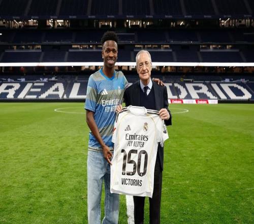 收獲西甲生涯第150場勝利，維尼修斯獲贈紀(jì)念球衣