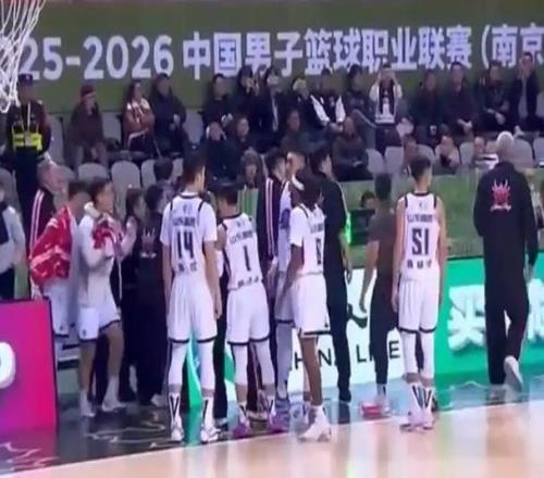 邱彪被罰下卻幫山東隊打破客場不勝魔咒，南京同曦辜負了裁判美意