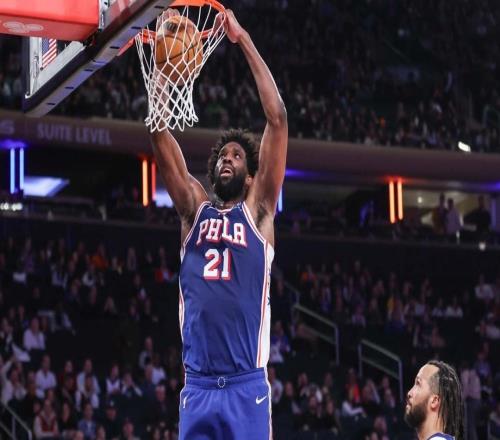 牛，恩比德在76人隊大勝尼克斯隊的比賽中完成了本賽季的首次扣籃