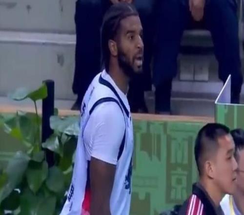 一回合送3T驅趕2人！邱彪怒摔西裝沖進場內狂噴裁判被驅離場