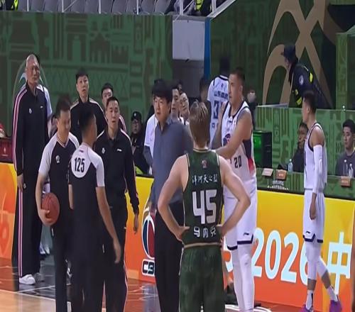 離奇判罰！一回合兩犯罰兩人！激活最強高詩巖，轟25+11率隊連勝