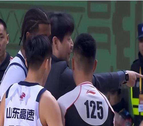 邱彪被激怒，脫下西裝上衣狠狠摔在地上，然后沖向裁判