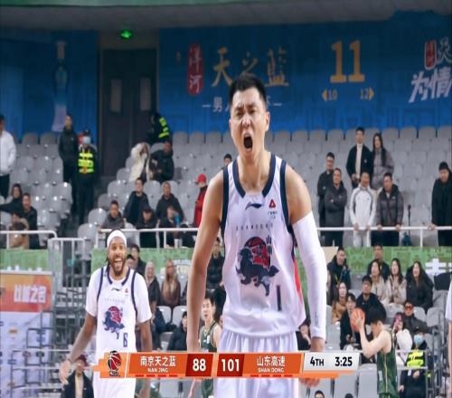 4人罰下、邱彪摔衣暴怒！裁判惹惱山東：高詩巖霸氣1戰強者歸來！