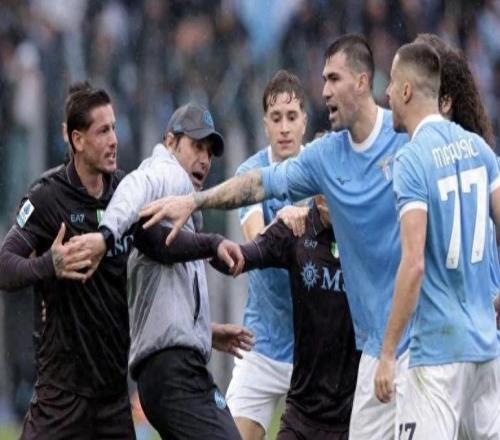 孔蒂沖入球場平息混戰！那不勒斯20拉齊奧，三張紅牌引爆意甲