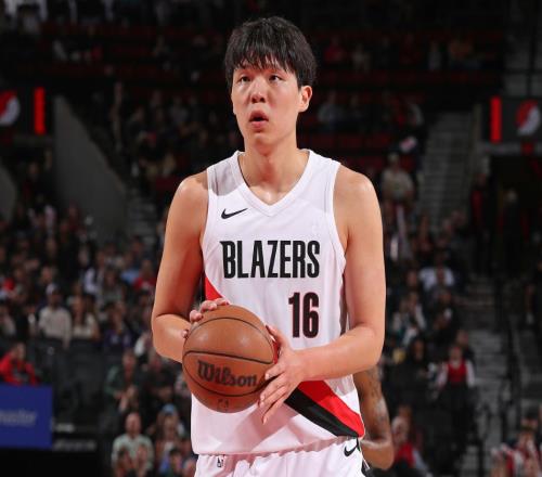 拓媒：為楊瀚森的罰球鼓個(gè)掌我們得給他機(jī)會(huì)慢慢建立信心