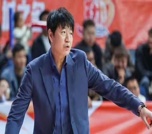 CBA又鬧笑話，驅逐兩人，罰下兩人，裁判肆無忌憚，誰也不敢管