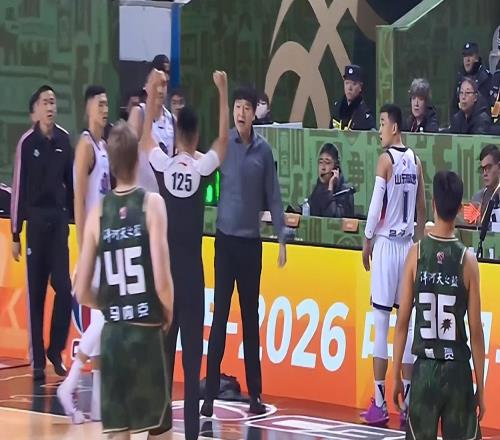 裁判搶戲，邱彪暴怒！克里斯被犯規卻遭驅逐，陶漢林3犯成導火索