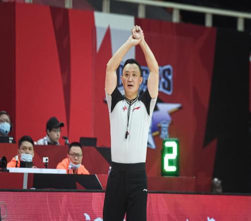 真有血性！外援被罰下后，CBA“儒帥”怒懟裁判，助隊完成大逆轉
