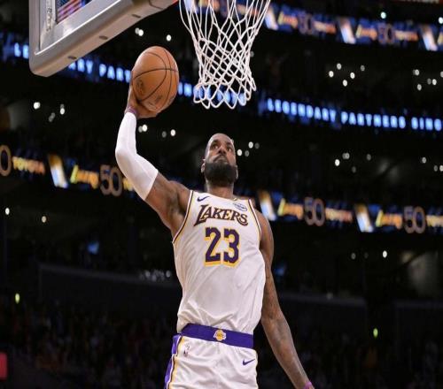 被批評后，詹姆斯和湖人隊在對陣灰熊隊時做出“180度大轉變”