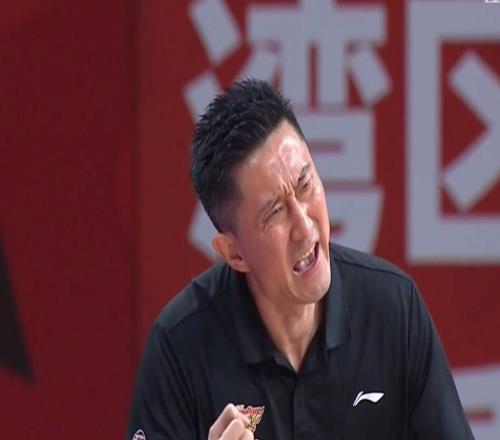 裁判精準判罰賽后卻被杜鋒追罵！一幕還原真相，看出廣東輸球輸人