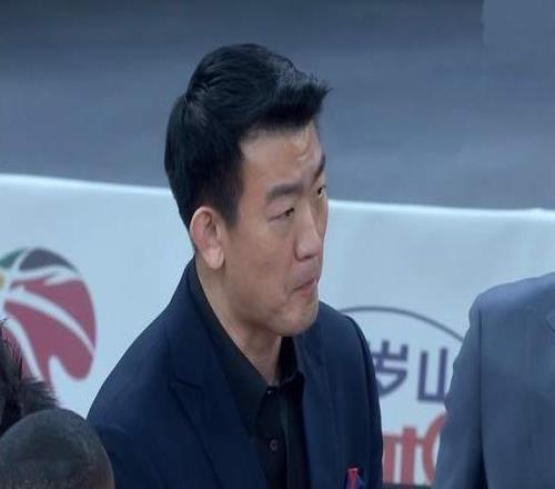 掀翻衛冕冠軍，上海男籃7連勝進攻提速李弘權18+8盧偉完勝王博