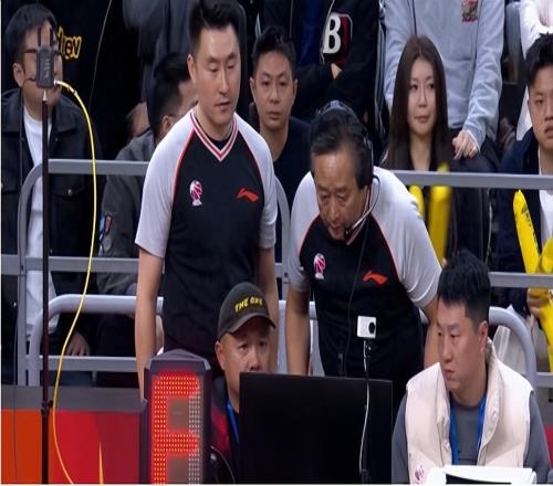 家政和約克踩線了權威專家：裁判是業余的，球迷：兩人都不踩線