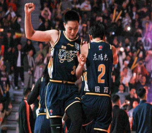 拿600萬，11中3還嫉妒徐杰，球迷：徐杰受傷你笑，徐杰三分你苦臉