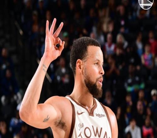 三分15中4+6犯下場(chǎng)！科爾庫(kù)里接連獻(xiàn)祭自己巴特勒絕殺三不沾