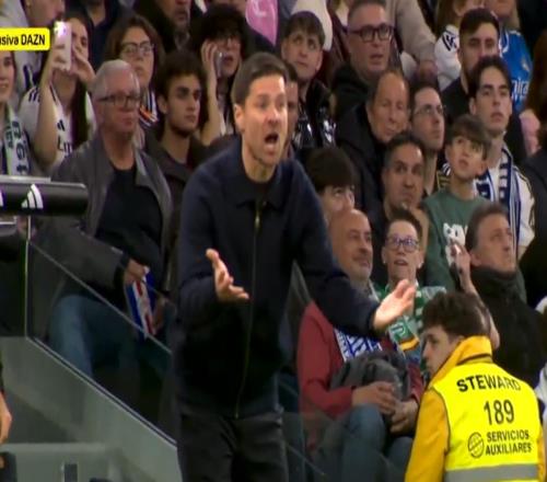 對陣貝蒂斯比賽中，阿隆索場邊高聲要求維尼修斯提升逼搶強度