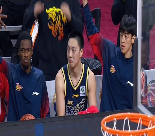 約克一劍封喉，廣東男籃主場翻車！三將集體迷失，胡明軒致命失誤