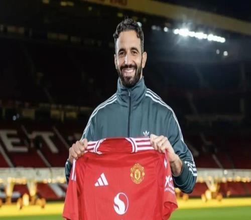 炒掉阿莫林又如何曼聯(lián)12年狂換11帥！可問(wèn)題的關(guān)鍵并非主教練