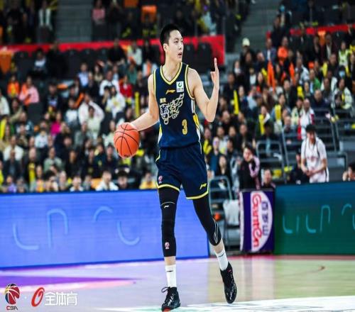 誰注意，約瀚遜罰籃，廣東2人眼睛望向另一端失職丟板，太惡心了