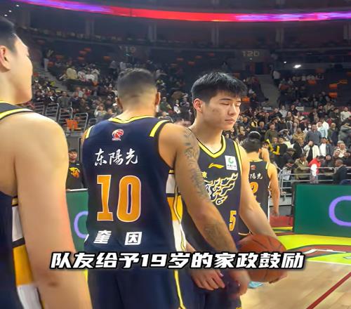 誰注意到！廣東隊輸球后，有1個人久久不肯離開，眼中帶淚