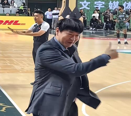 禁2場罰8萬！CBA深夜重罰邱彪山東遭晴天霹靂，球迷：欺負老實人