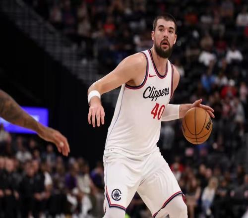 尷尬啊！場均15+11的首發(fā)中鋒，卻只帶隊贏了7場，已成眾矢之的！