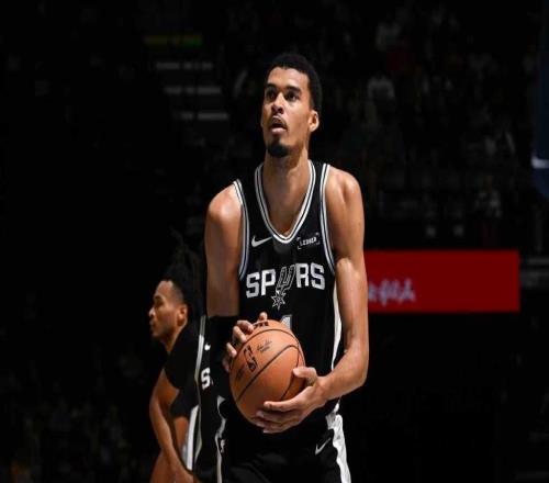 文班復出30分馬刺遭灰熊逆轉福克斯18中4丟絕殺斯潘塞21+7+8