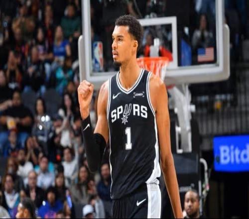 隊(duì)記：文班休戰(zhàn)2場(chǎng)后今日復(fù)出并替補(bǔ)出戰(zhàn)，并有出場(chǎng)時(shí)間限制