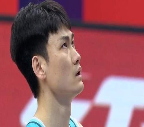 上海男籃8連勝登頂，王哲林11中10砍21+8啟用11人輪換全部得分