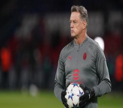 記者：申花門將教練曾任職阿森納、米蘭，也在河北華夏工作過