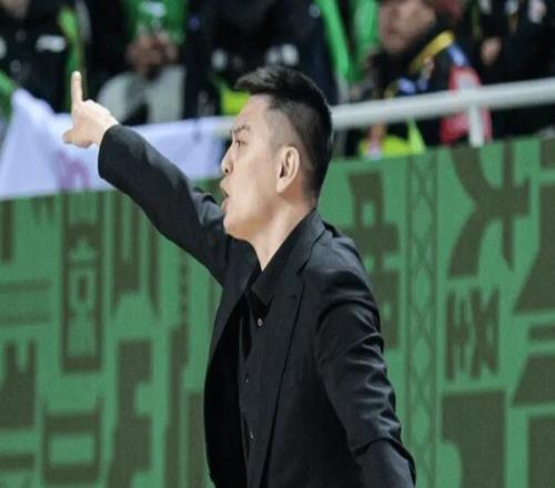 勝同曦發(fā)布會！楊鳴不滿三分18%，點贊王嵐嵚作用，親承逐步磨合