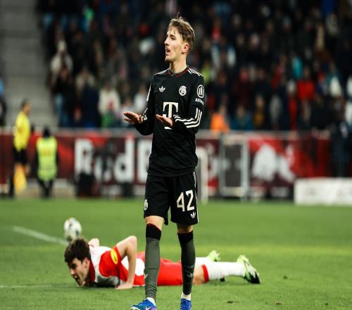 何意味倫納特卡爾在友誼賽進(jìn)球后做出雙手下壓的動作