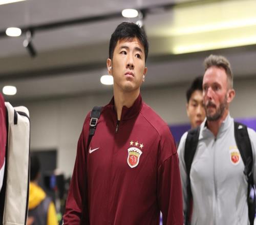 意外！上港功勛國(guó)腳無球可踢官宣離隊(duì)，被迫屈身踢中乙，引發(fā)熱議