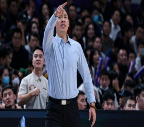 張慶鵬把北控帶廢了！無防守，無籃板，亂用人，名記曝不下課！