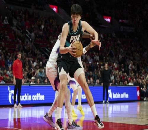 楊瀚森美國深夜收喜訊，小楊獲生涯首個大獎，留洋NBA迎2大突破