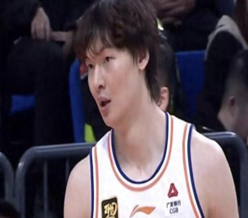 王哲林21分上海輕取青島躍居榜首，八連勝上海不再軟腳蟹