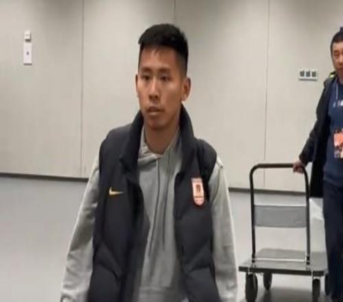 記者：原上海申花球員周俊辰正在青島海牛試訓