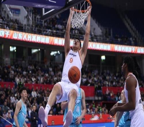 “我還是一顆年輕的螺絲釘”老將閆鵬飛甘當替補成就球隊