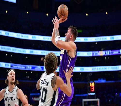 23勝12負卻一打強隊就崩湖人再次慘敗馬刺，攻防短板已被摸透