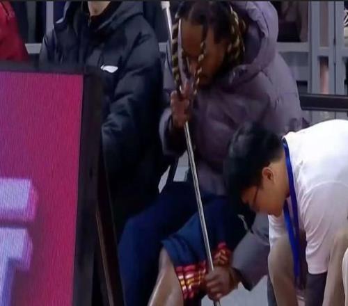 什么情況廣東男籃外援麥考爾與史密斯賽后爆發口角沖突引關注