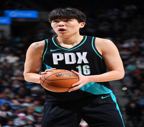 楊瀚森終于在場(chǎng)上變得像個(gè)籃球運(yùn)動(dòng)員了進(jìn)攻端的存在感比以前多了一點(diǎn)_NBA直播