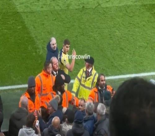 范德芬、波羅賽后疑似和球迷起沖突，最終被熱刺工作人員拖走