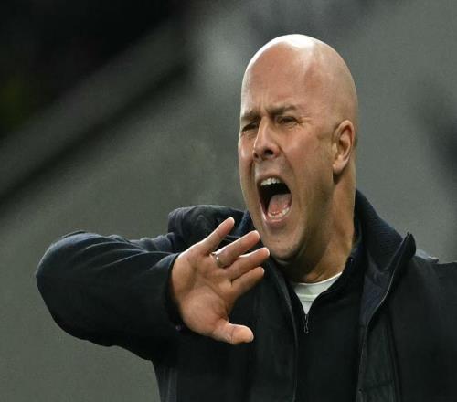 斯洛特怒了！回?fù)衾锲帧疤叩脽o(wú)聊”指責(zé)，直言鋒線缺人難進(jìn)攻