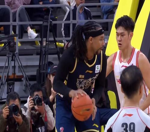 最后的希望！廣東隊迎來補強大外援機會，2米13內線或被杜鋒看中