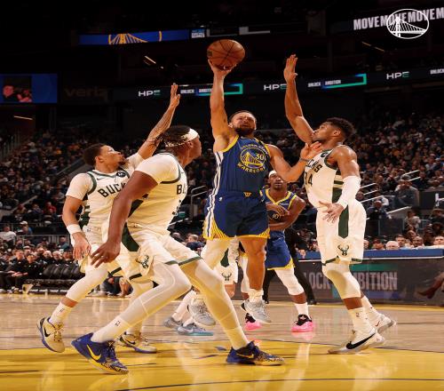 庫(kù)里31+7+7勇士戰(zhàn)勝雄鹿，巴特勒21+5字母哥34+10+5