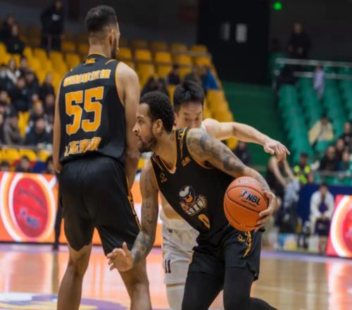 齊魯籃球情未了，少帥對決見真章，山東男籃勝貴州收獲主場三連勝